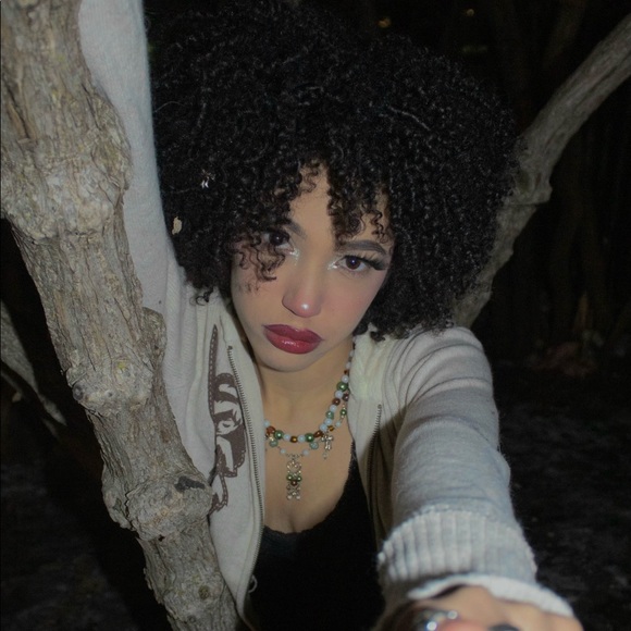 Meet your Posher, Iris - Picture 2 of 8